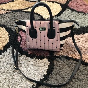 Betsy Johnson. Shoulder handbag. Pink, black and white.